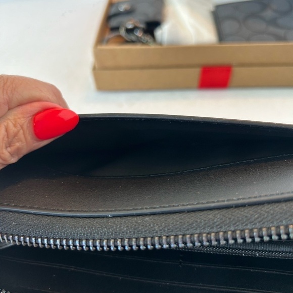 NIB 3PC Printed Canvas Wallet Set, “O” Design (not Coach), Dust bag included - Picture 7 of 11